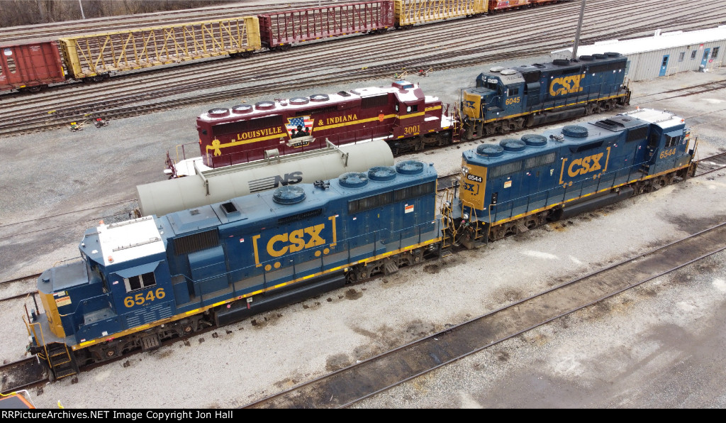 LIRC 3001 sits among three CSX GP40's